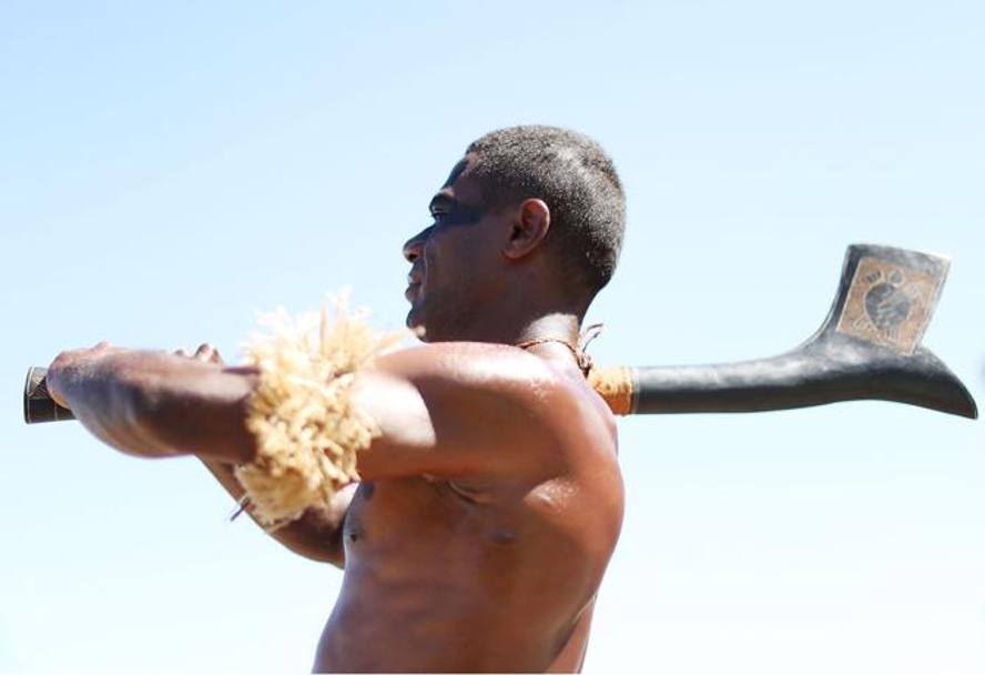 La prestanza atletica di un guerriero delle Fiji alla presentazione del terzo giorno del torneo di golf che si sta svolgendo a Suva (Getty Images)